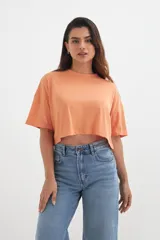 Remera color beige, de corte cropped y estilo oversized.