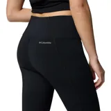 Calza deportiva negra de tiro alto, confeccionada en poliéster reciclado y elastano, con tecnología Omni-Wick™ y bolsillo lateral en la pierna.