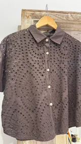 Camisa marrón con broderie, de corte recto, cuello clásico y manga corta.