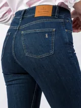Pantalón de jean azul oscuro, de corte recto y tiro alto.