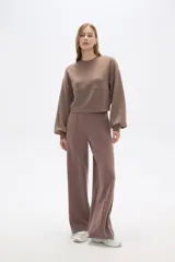 Buzo color marrón con cuello redondo y mangas largas abullonadas.