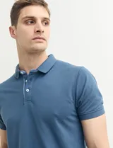 Chomba verde de piqué de algodón con cuello clásico y tapeta de dos botones. Logo bordado en el pecho.