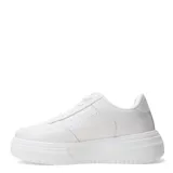 Zapatillas urbanas negras con plataforma, acordonadas y con detalles de perforaciones en la puntera y los laterales.