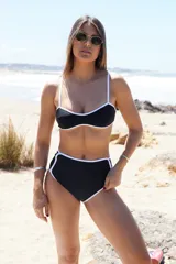 Bikini de semivedetina negro, con paddies desmontables y tirantes ajustables.