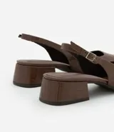 Zapato de tacón marrón con textura de cocodrilo, modelo slingback, con puntera fina, taco bloque mediano y cierre por hebilla.