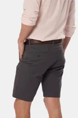 Bermuda clásica color beige confeccionada en algodón con elasticidad, con bolsillos laterales y detalle en bolsillo trasero.