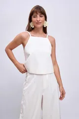 Blusa blanca de tirantes finos y corte cropped.