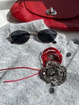 Gargantilla con cordón rojo ajustable y dije de rosa plateada.