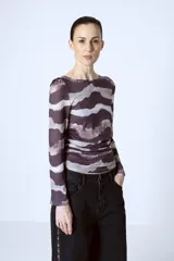 Top de tul con estampado abstracto en tonos marrones y grises, de mangas largas y cuello redondo.