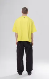 Remera amarilla de manga corta con calce boxy fit, confeccionada en tejido jersey 24/1 americano.