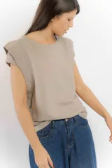 Remera blanca de lino y tencel, con mangas cortas abullonadas.