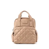 Mochila pequeña color beige con diseño acolchado en forma de rombos, asa corta superior y tiras traseras regulables.