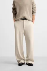 Pantalón largo color beige confeccionado en pana de algodón, de corte wide fit, con bolsillos frontales y traseros.