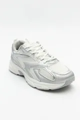 Zapatillas urbanas blancas con detalles plateados, de caña baja y cordones.