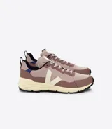 Zapatilla de correr de diseño contemporáneo en tonos rosa y beige, con materiales reciclados y un enfoque sostenible.