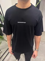 Remera negra de algodón con estampado de un corazón blanco en la espalda.