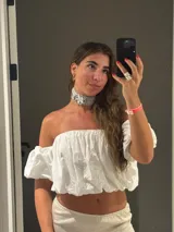 Gargantilla choker color plateado, tejida en hilo brillante, con aplique de flor de canutillos.