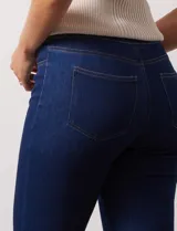 Jegging de denim azul claro, corte slim fit, con pretina elastizada, bolsillos delanteros simulados y bolsillos traseros aplicados. Marca Zac & Rachel.