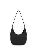 Cartera Las Oreiro tipo hobo bag, color negro, con forma de media luna y dos bolsillos frontales. Tiene una correa ajustable para llevar al hombro.