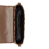 Cartera Guess Carrboro marrón con estampado del logo de la marca, correa de hombro ajustable y correa cruzada desmontable.
