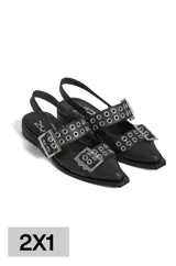 Chatas negras de cuero con punta cuadrada, dos tiras con hebillas plateadas y detalle de ojales metálicos.