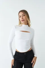 Top blanco de manga larga con cuello alto y abertura en el pecho. Corte ajustado y tejido elastizado.