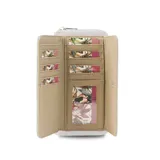 Billetera larga color mostaza de símil cuero, con solapa y broche a presión. Tiene repartición con cierre, compartimento frontal con tarjeteros, visor y bolsillos. Compartimento posterior incluye monedero con cierre, tarjeteros y bolsillos. Bolsillo atrás con cierre.