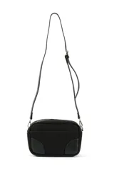 Bandolera negra rectangular de cuero vegano con correa ajustable y múltiples cierres.