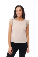 Blusa color beige de algodón con mangas cortas con detalle de encaje.