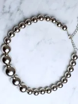 Collar plateado con esferas de diferentes tamaños y cierre de mosquetón con cadena de alargue.