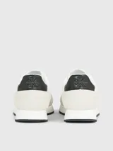 Zapatillas de estilo retro, con parte superior de nailon reciclado y detalles de ante y piel, cuentan con suela de goma y forro de malla.