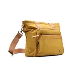 Bolso tipo shopper color mostaza, con bolsillo frontal con cierre y correa bandolera ajustable y desmontable.