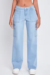 Pantalón de jeans azul de corte ancho, con bolsillos laterales tipo cargo.