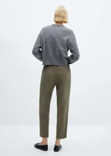 Pantalón color verde oliva, de tejido fluido, corte recto, tiro alto, cintura elástica con cordón de ajuste y bolsillos laterales.