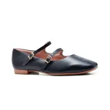 Zapato de cuero color cobre con dos tiras sobre el empeine y hebillas doradas. Taco bajo y punta redondeada.