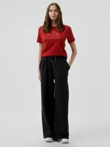 Remera roja de algodón con cuello redondo y estampado frontal con el logo de Tommy Hilfiger en tono sobre tono.