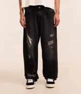 Pantalón masculino super baggy confeccionado en jeans sostenible con cintura con trabilla, cierre tradicional, bolsillos y estampa de grafiti.