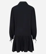 Vestido corto negro de viscosa con cuello en V, mangas largas abullonadas con lazo en los puños y falda con volantes.