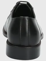 Zapato de vestir formal de cuero color marrón oscuro, con cordones y suela de goma.