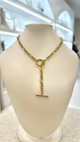 Collar dorado con cadena de eslabones gruesos y cierre marinero en forma de T.