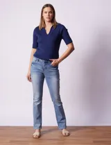 Jean elastizado de tiro medio, marca Royalty, color celeste. Modelo straight con pretina con pasadores, botón y cierre. Delantera y trasera con bolsillos.