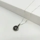 Conjunto de collar en Plata 925, con dije redondo de 19 mm y cadena de 45 cm de largo.