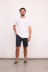 Camiseta negra de manga corta con estampado en la espalda del logo de Brixton y una flor de hibisco.