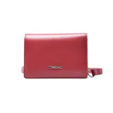 Bandolera de vestir color rojo con correa ajustable y logo de la marca en el frente.