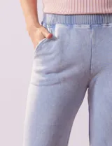 Pantalón jogger wide leg color celeste, marca Ninety. Con pretina ancha elastizada y bolsillos delanteros.