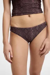 Bombacha de bikini color marrón, de corte clásico.