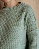 Buzo azul de tejido de punto con cuello redondo y mangas 3/4.