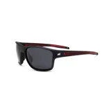 Lentes de sol deportivos con montura negra mate y lentes oscuros. Las patillas presentan detalles en rojo.