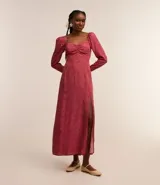 Vestido midi de viscosa con estampado de lunares, escote corazón con fruncido en el busto, mangas largas y abertura lateral.