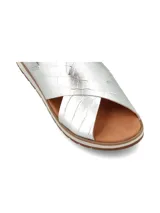 Sandalia plateada con tiras cruzadas con textura tipo piel de cocodrilo, suela blanca y tira trasera elástica.